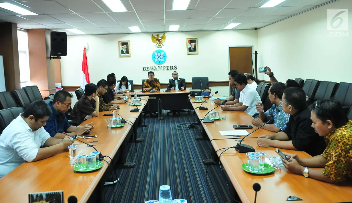 Suasana pertemuan pengurus Asosiasi Media Siber Indonesia (AMSI) dan Dewan Pers di Jakarta, Senin (18/9). Ketua AMSI Wenseslaus Manggut menyampaikan kehadiran AMSI dapat membantu mengahalanh berita dan media penyebar hoax. (Liputan6.com/Helmi Afandi)