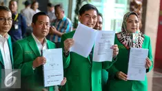 Sekjen DPP PPP Dimyati Natakusumah menunjukan surat otentik muktamar Jakarta di Gedung Kemenkumham, Jakarta, Senin (4/1). Kedatangannya untuk menjelaskan dan menyerahkan data otentik muktamar Jakarta kepada Menkumham. (Liputan6.com/Faizal Fanani)