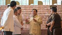 Presiden Prabowo juga mengapresiasi upaya Kejaksaan Agung menyelamatkan uang negara. Uang Rp13 triliun itu secara resmi diserahkan Jaksa Agung ST Burhanuddin kepada Menteri Keuangan Purbaya Yudhi Sadewa. (BAY ISMOYO/AFP)