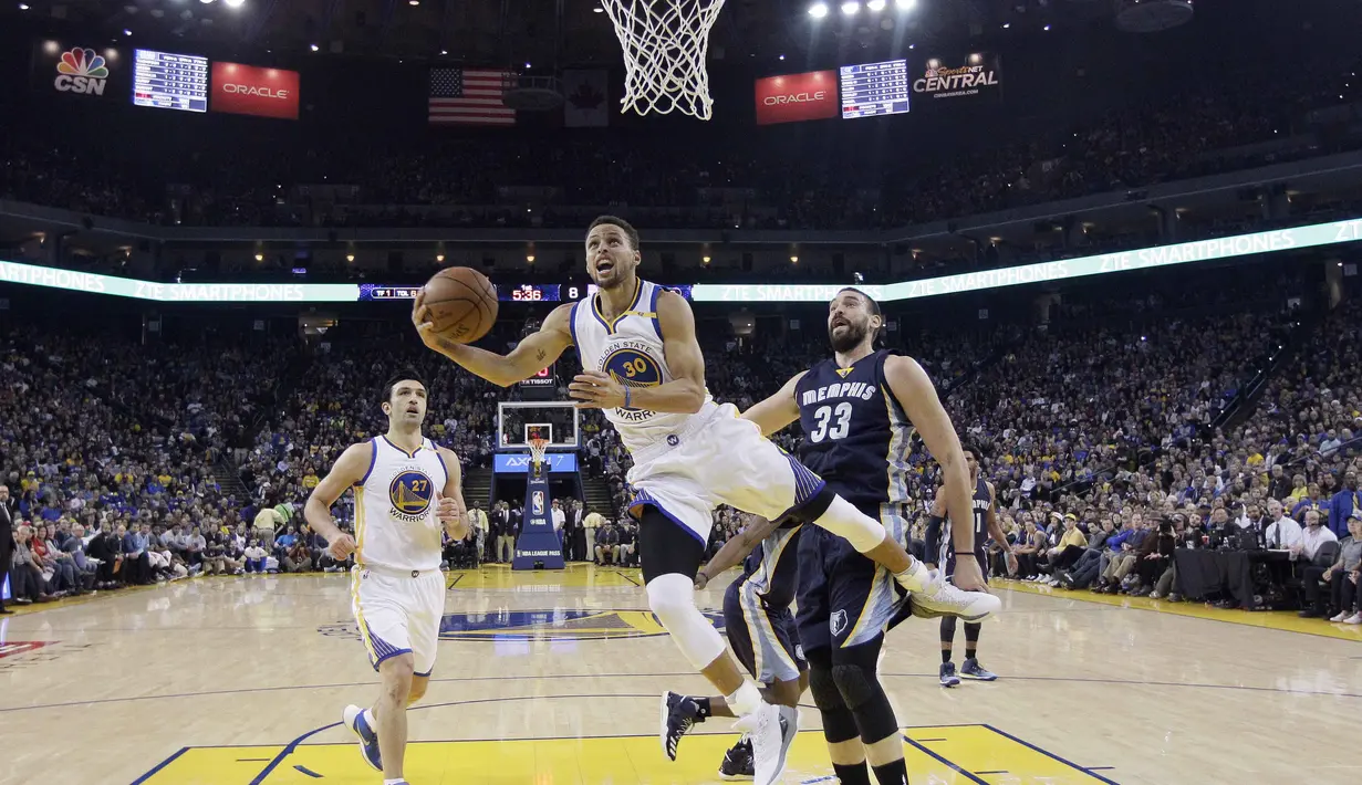 Aksi Bintang Golden State Warriors, Stephen Curry (30) melakukan lay up melewati hadangan pemain Memphis Grizzlies, Marc Gasol (33) pada laga NBA di Oracle Arena, Oakland, (6/1/2017). Warriors kalah 119-128.  (AP/Marcio Jose Sanchez)