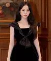 Jisoo Blackpink pun diketahui menggunakan gaun dari brand ternama Dior. Penampilannya ini pun terlihat sederhana namun tetap terkesan begitu elegan. (Liputan6.com/IG/@yg_stage)