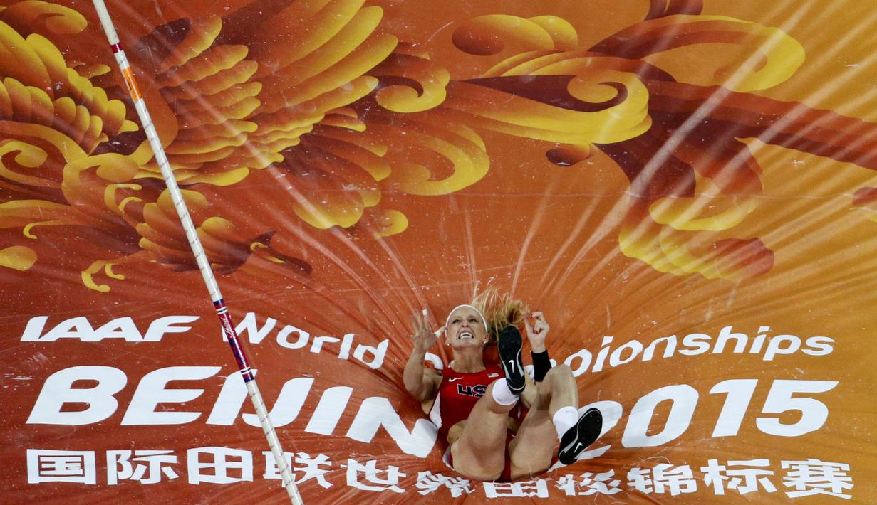 Atlet AS, Sandi Morris, saat beraksi di nomor lompat tinggi galah putri Kejuaraan Dunia Atletik 2015 di Stadion Nasional, Beijing, Tiongkok. (26/8/2015). (Reuters/Fabrizio Bensch)