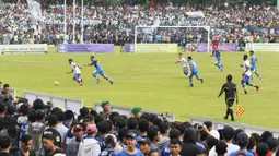 Suporter saat menyaksikan pertandingan antara Perserang Serang melawan Persib Bandung pada laga uji coba di Stadion Maulana Yusuf, Serang, Kamis (1/3/2018). Persib menang 6-0 atas Perserang. (Bola.com/M Iqbal Ichsan)