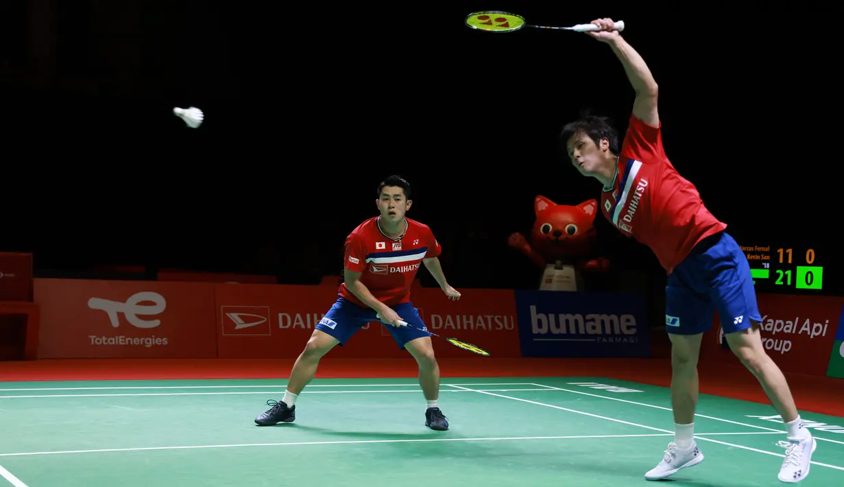 Pasangan ganda putra Jepang Takuro Hoki (kiri) dan Yugo Kobayashi saat melawan pasangan ganda putra Indonesia Kevin Sanjaya Sukamuljo dan Marcus Fernaldi Gideon pada babak final Indonesia Masters 2021 di Nusa Dua, Bali, Minggu (21/11/2021). Kevin/Marcus kalah 11-21, 21-17, 19-21. (HUMAS PP PBSI)