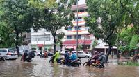 Hujan deras menyebabkan ruas Jalan Bungur Besar Raya di depan PN Jakarta Pusat banjir. (Medeka.com)