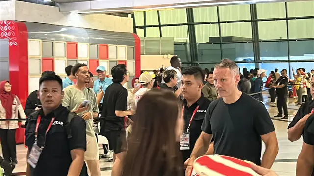Disambut Fans, Pemain Legend MU dan Arsenal Tiba di Indonesia