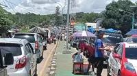 Kepadatan Kendaraan Wisatawan di Simpang Cinangka, Kabupaten Serang, Banten. (Sabtu, 05/04/2025). (Yandhi Deslatama/Liputan6.com).