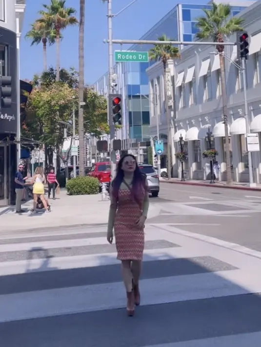 <p>Vicky Shu juga tampil colurfull denhan dress zigzag dipadukan inner longslevee warna hijau neon. Topi lebar dan sepatu boots heels cokelat melengkapi penampilannya.&nbsp;@vickyshu</p>