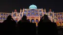 Bangunan ikonik kota Sharjah diterangi lampu warna-warni selama festival cahaya Sharjah di Uni Emirat Arab pada 13 Februari 2019. Festival cahaya tahunan ini menggunakan teknik pencahayaan dan teknologi 3D serta berlatar musik. (KARIM SAHIB/AFP)