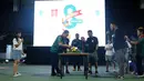 Pemred Bola.com, Erwin Fitriansyah (dua kiri), memotong tumpeng saat acara Sewindu Bola.com. disela-sela kegiatan nonton bareng final Liga Champions 2022/2023 antara Inter Milan vs Man City bersama Inter Club Indonesia (ICI) di Tennis Indoor Senayan, Jakarta, Minggu (11/6/2023) dini hari WIB. (Bola.com/M Iqbal Ichsan)