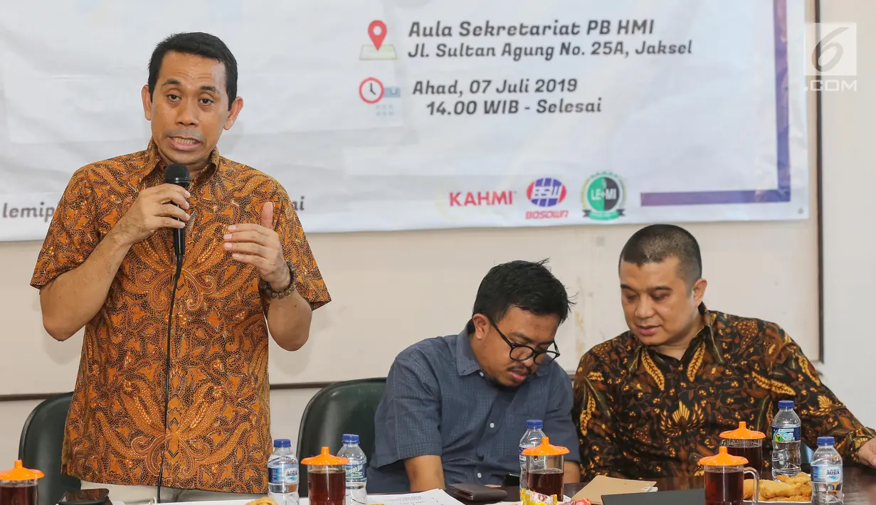 Founder KAHMIPreneur, Kamrussamad menjadi pembicara dalam Tadarus Ekonomi bertajuk Iklim Bisnis dan Stabilitas Harga Pasar, Jakarta, Minggu (7/6/2019). Tadarus Ekonomi membahas prospek ekonomi Indonesia pasca Pemilu 2019 yang dapat memberikan kepastian ekspektasi pasar. (Liputan6.com/Fery Pradolo)