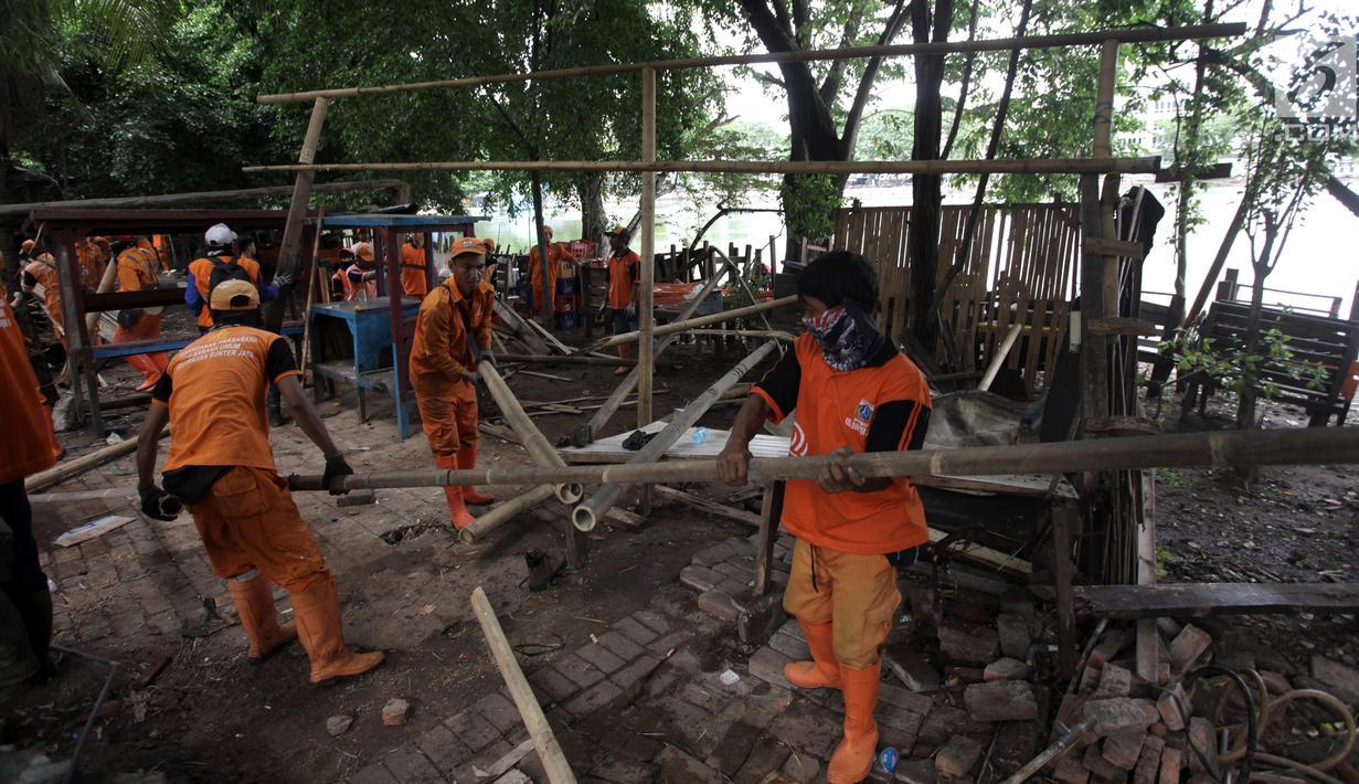Petugas Penanganan Sarana dan Prasarana Umum (PPSU) DKI Jakarta membongkar lapak pedagang di kawasan Danau Sunter, Jakarta Utara, Jumat (19/1). Penataan agar kawasan Danau Sunter tidak terlihat kumuh dan sedap dipandang mata. (Liputan6.com/Arya Manggala)
