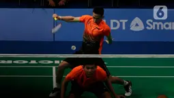 Ganda putra Indonesia, Fajar Alfian/Muhammad Rian Ardianto mengembalikan kok ke arah pasangan Malaysia, Aarron Chia/Soh Wooi Yik pada final bulutangkis beregu putra SEA Games 2019 di Multinlupa Sport Center, Rabu (4/12/2019). Fajar / Rian kalah 17-21 dan 13-21. (Bola.com/M Iqbal Ichsan)