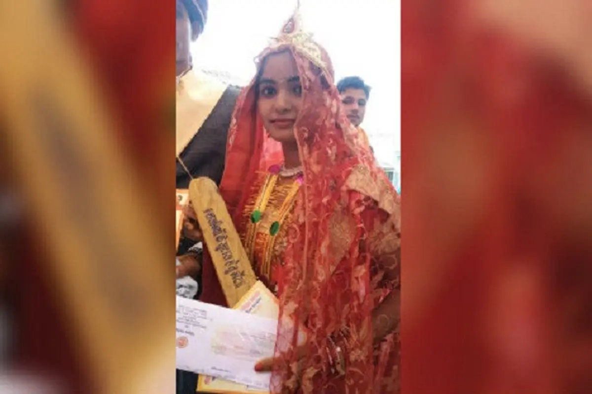 Seorang pengantin nikah masal di Garhakota, India, berpose dengan 'mogri' (Gopal Bhargava/Facebook)