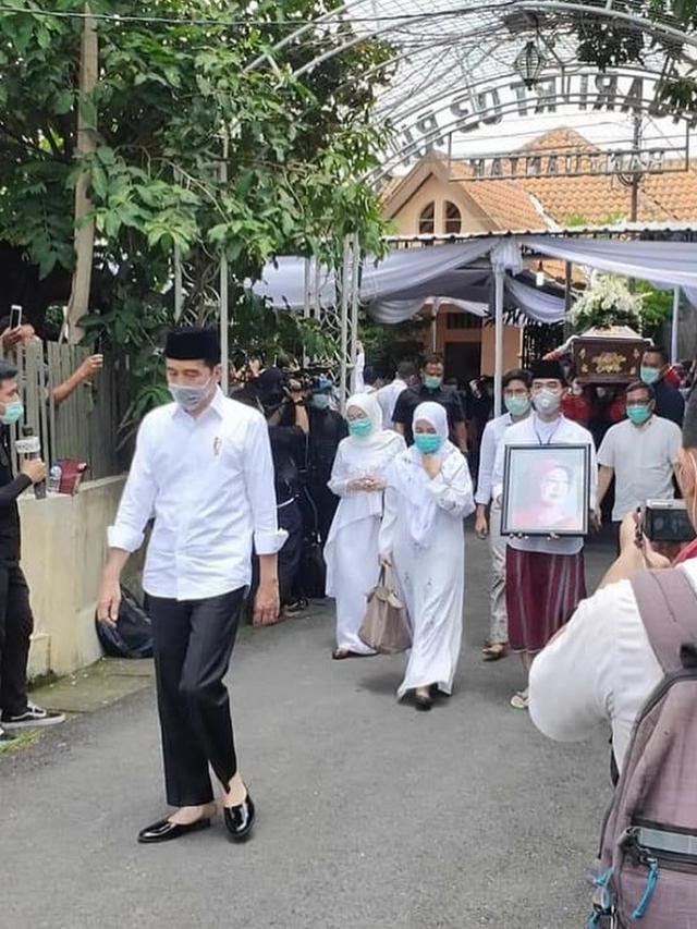 Dikebumikan di Samping Suami, Ini 6 Prosesi Pemakaman Ibunda Jokowi