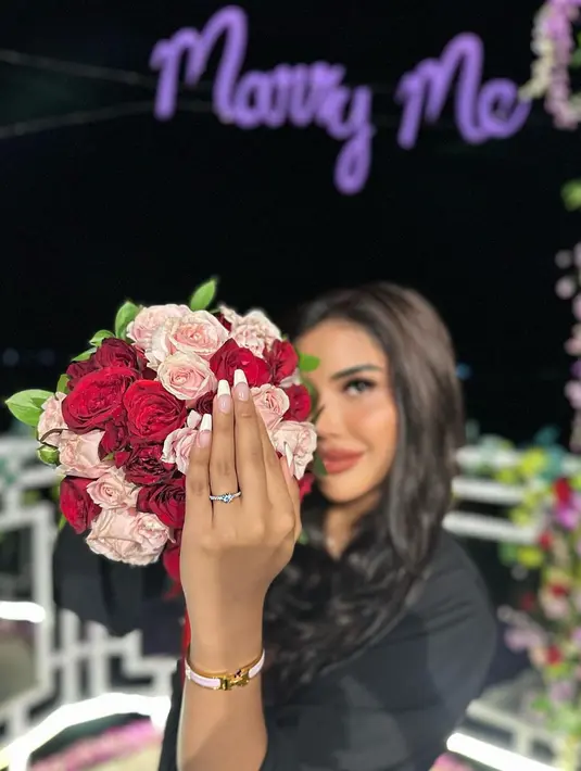 Keduanya juga tampil mesra dan kompak lewat padu padan outfit senada. [Foto: IG/millencyrus].