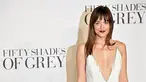 Aktris Dakota Johnson menghadiri premiere film Fifty Shades of Grey di London, Kamis (12/2/2015). Johnson menghadiri pemutaran film yang diangkat dari novel kontroversial dengan judul yang sama. (AFP PHOTO/LEON NEAL)