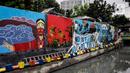 Mural menghiasi Kampung Unggulan, Tanah abang, Jakarta, Selasa (6/12/2022). Pembuatan mural sepanjang 100 meter di kampung unggulan tersebut sudah dilakukan awal november 2022 dan program dari Pemerintah Provinsi DKI Jakarta. (Liputan6.com/Johan Tallo)