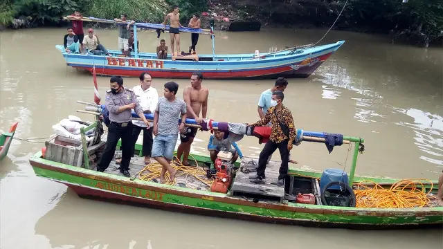 Perahu Nelayan Saat Mencari Anak Hilang Di Sungai Cibanten, Kota Serang. (Rabu, 13/01/20210). (Dokumentasi Polsek Kasemen).