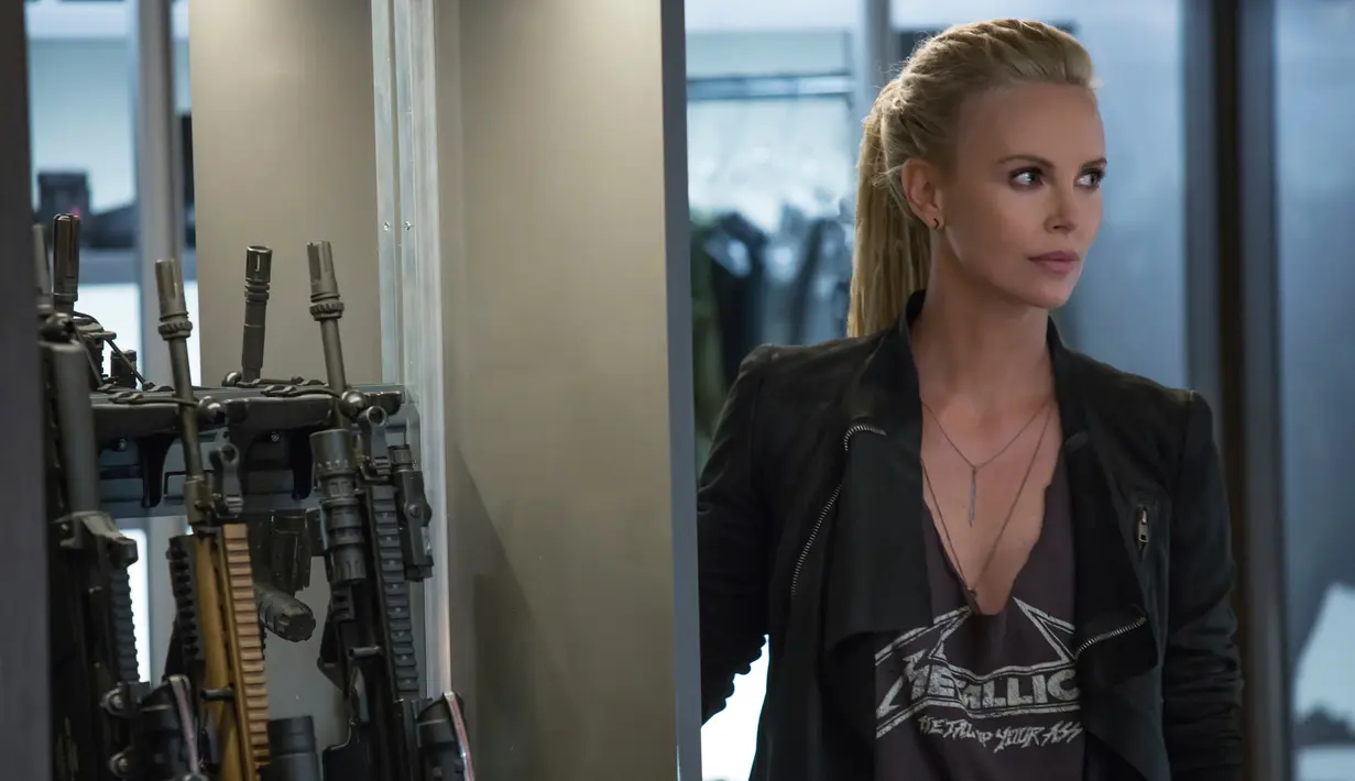 Charlize Theron memerankan perannya saat syuting film terbarunya Fast and Furious, the Fate of the Furious. film ini disutradarai oleh F. Gary Gray dan ditulis oleh Chris Morgan itu dipastikan tayang di bulan April 2017. (Universal Pictures melalui AP)