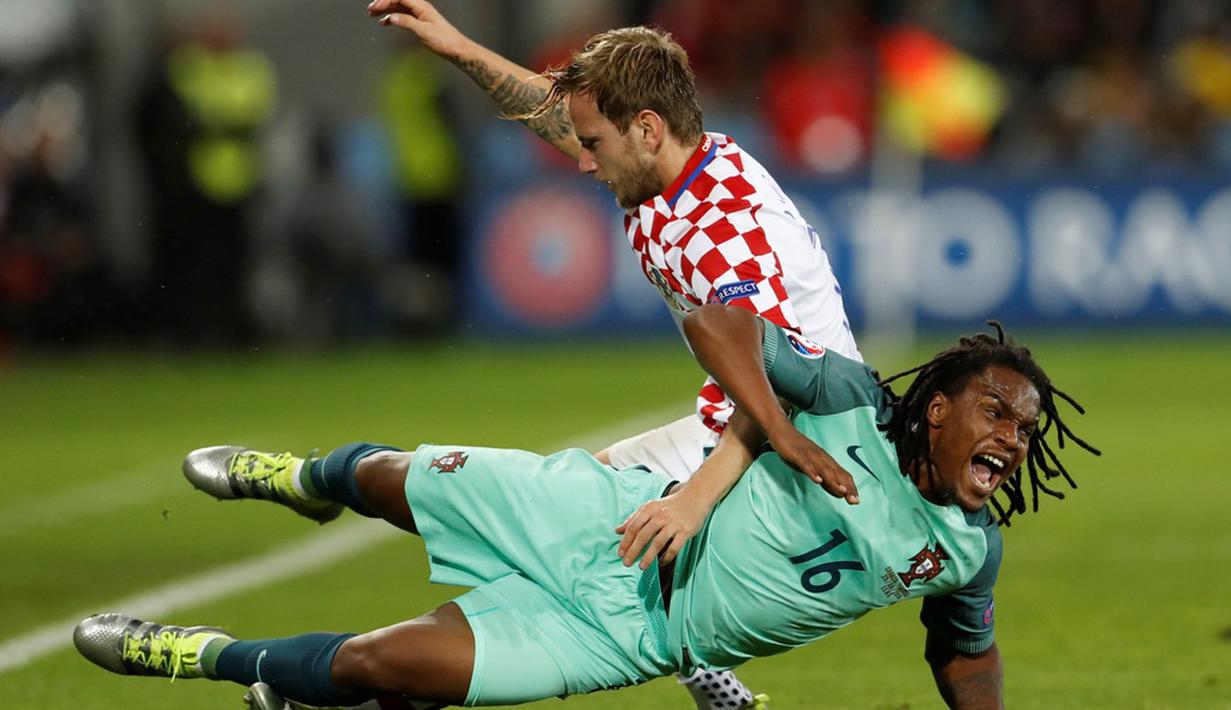 Duel antara pemain Portugal, Renato Sanches, dengan pemain Kroasia, Ivan Rakitic, pada laga 16 besar Piala Eropa 2016 di Stade Bollaert-Delelis, Lens, Minggu (26/6/2016) dini hari WIB. (Reuters/Lee Smith)