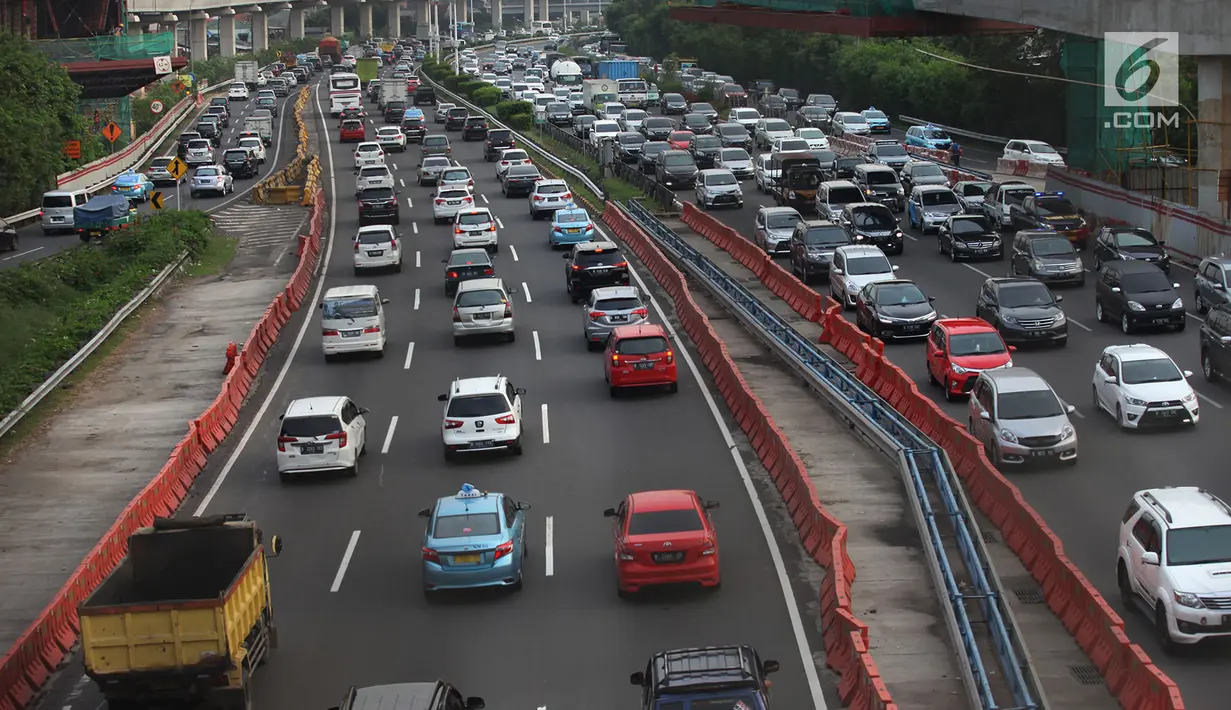 Lalu lintas pada libur akhir pekan berbarengan dengan libur Maulid Nabi Muhammad SAW mengalami  padat merayap di ruas jalan tol Jagorawi menuju Bogor dan sebaliknya dari arah Bogor masuk Tol dalam Kota,Jakarta, Sabtu (17/11). (Merdeka.com/Imam Buhori)