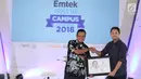 Perwakilan EMTEK Group Iwan Triono (kanan) memberikan kenangan - kenangan kepada Direktur Utama PT KAI Edi Sukmoro seusai gelaran Emtek Goes to Campus (EGTC) 2018 di Universitas Gadjah Mada, Yogyakarta, Kamis (18/10). (Liputan6.com/Herman Zakharia)