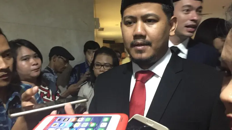 Anggota DPRD DKI asal PSi Idris Ahmad usai dilantik di Gedung DPRD DKI Jakarta, Jalan Kebon Sirih, Jakarta. (Liputan6.com/Ika Defianti)
