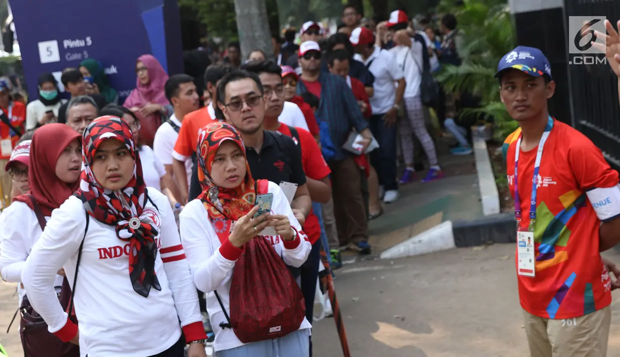 Kondisi antrian calon penonton seremoni pembukaan Asian Games 2018 jelang masuk kawasan GBK, Jakarta, Sabtu (18/8). Asian Games 2018 akan berlangsung hingga 2 September, mendatang. (Liputan6.com/Helmi Fithriansyah)