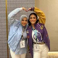 Krisdayanti dan Aurel Hermansyah pamer foto saat menghadiri debat capres. KD pose salam 3 jari karena mendukung Ganjar Pranowo. Aurel pro Prabowo. (Foto: Dok. Instagram @aurelie.hermansyah)