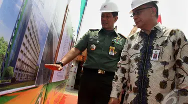 Komandan Paspampres Mayjen TNI Doni Monardo saat melihat rancangan Rusunawa khusus Paspampres yang masih lajang, Jakpus, Kamis (2/10/2014) (Liputan6.com/Johan Tallo)