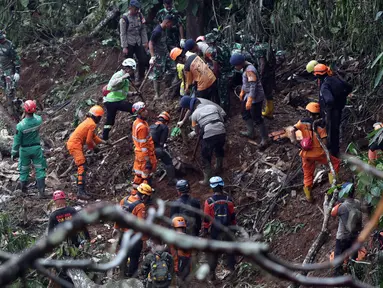 Tim SAR gabungan berusaha mencari sisa korban tanah longsor akibat gempa Cianjur di kawasan Cugenang, Kabupaten Cianjur Jawa Barat, Jumat (25/11/2022). Upaya pencarian korban terpaksa dihentikan sementara akibat hujan. (Liputan6.com/Helmi Fithriansyah)