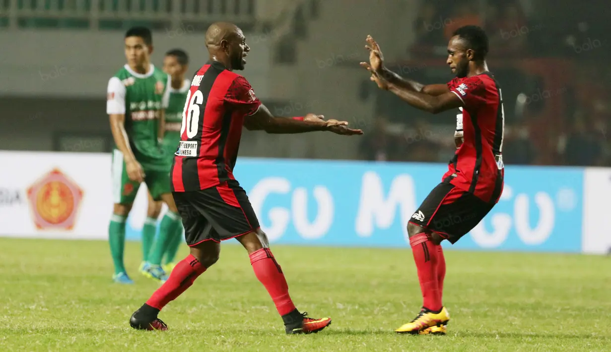 Boaz Solossa dan Ricky Kayame merayakan gol saat melawan PS TNI pada laga Torabika SC 2016 di Stadion Pakansari, Bogor, Minggu (19/6/2016). Persipura Menang 3-1. (Bola.com/Nicklas Hanoatubun)