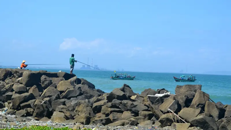 Tanggul penahan gelombang tinggi dan tsunami di pesisir Cilacap, Jawa Tengah. (Foto: Liputan6.com/Muhamad Ridlo)