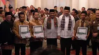 Ahok dan Djarot beri penghargaan kepada  bayi yang lahir bertepatan dengan HUT DKI Jakarta (Liputan6.com/Delvira Chaerani Hutabarat)