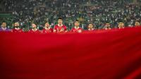 Para pemain Timnas Indonesia berdiri saat menyanyikan lagu kebangsaan Indonesia Raya pada pertandingan Kualifikasi&nbsp;Piala Dunia 2026&nbsp;zona Asia melawan&nbsp;Irak di Basra Sport City Stadium, Kamis, 16 November 2023. (HUSSEIN FALEH / AFP)