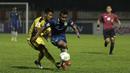 Bek Bhayangkara FC, Putu Gede, berusaha merebut bola saat melawan PSIS Semarang pada laga Piala Indonesia di Stadion PTIK, Jakarta, Selasa (19/2). Bhayangkara FC bermain imbang 1-1 melawan PSIS. (Bola.com/Yoppy Renato)