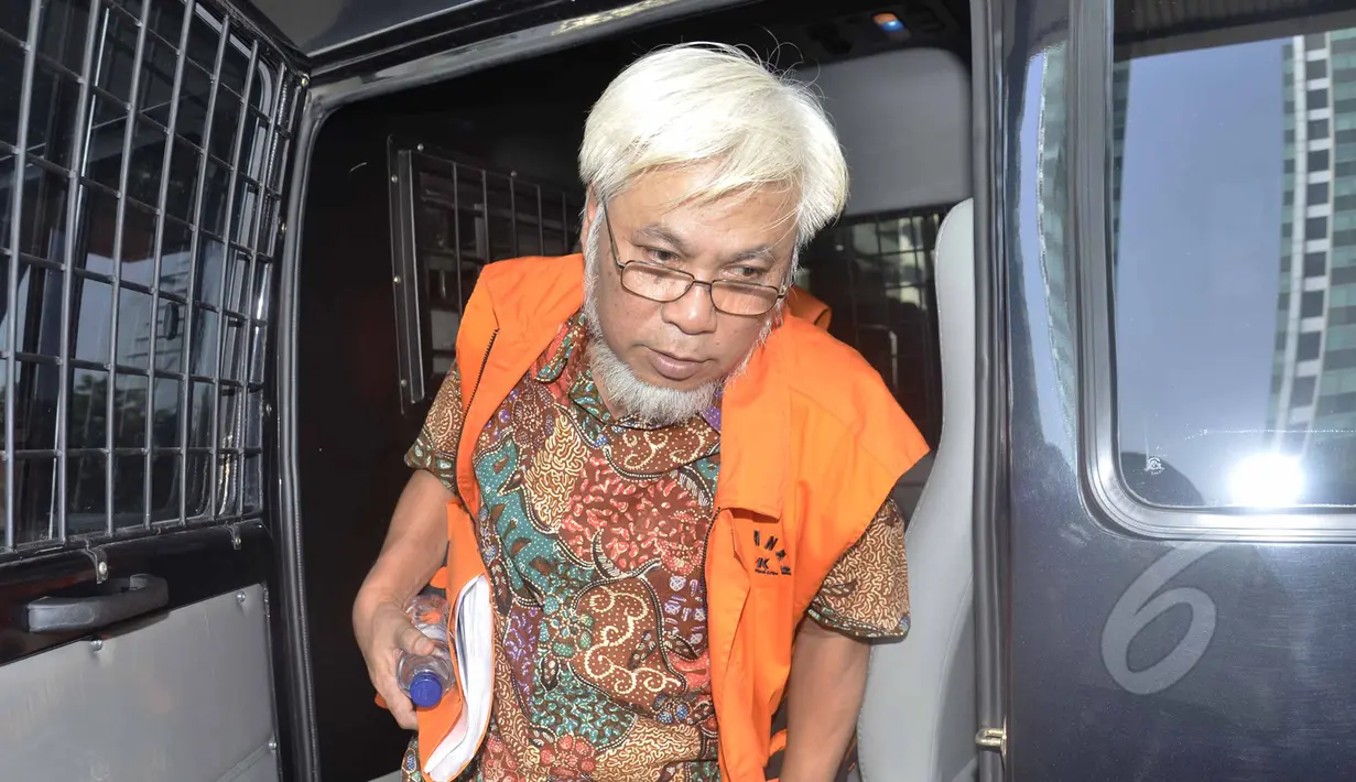 Mantan Direktur Pengolahan PT Pertamina, Suroso Atmo Martoyo keluar mobil tahanan untuk menjalani pemeriksaan di Gedung KPK, Jakarta, Selasa (12/5/2015). (Liputan6.com/Helmi Afandi)