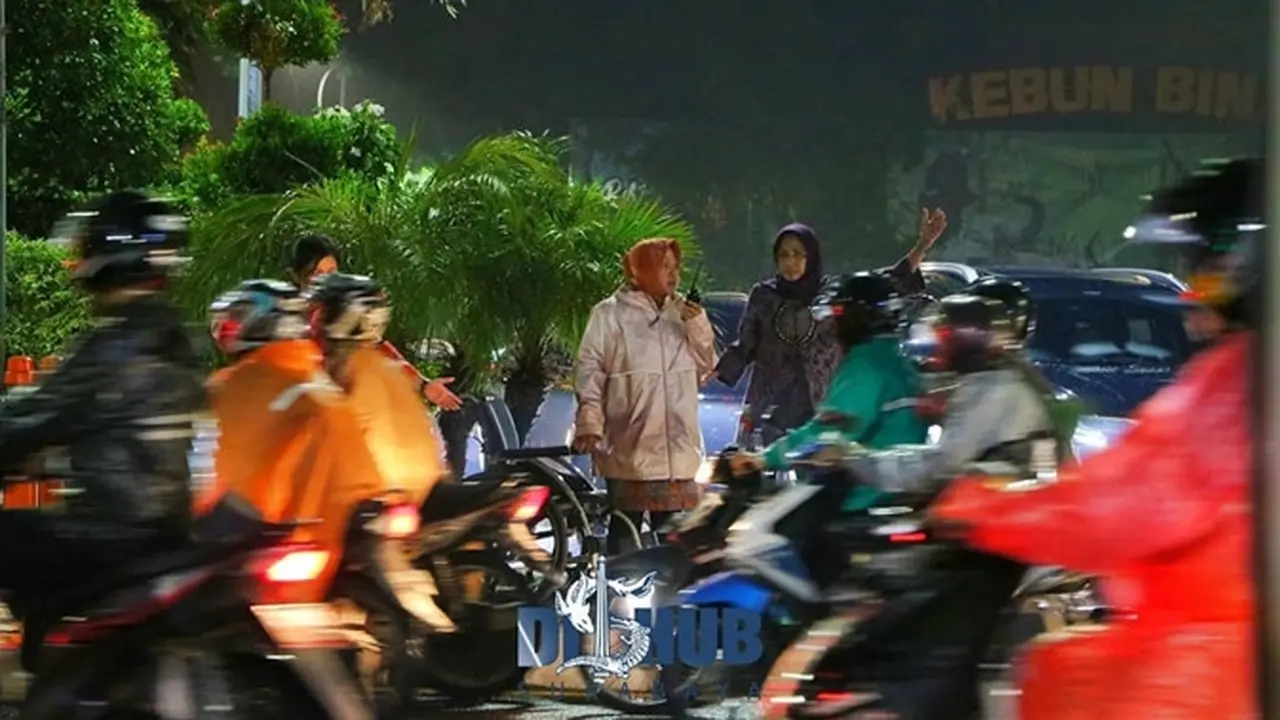 Meski Hujan, Ini 5 Potret Tri Rismaharini Atur Lalu Lintas di Simpang Darmo Surabaya