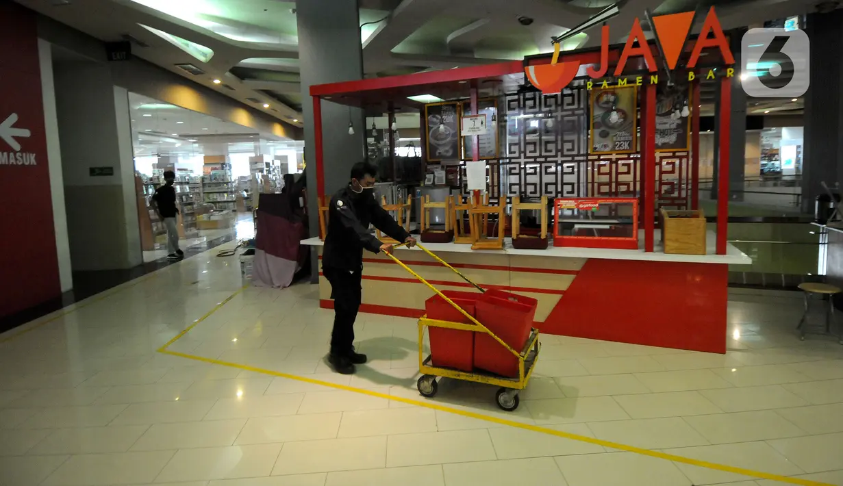 Seorang pria beraktivitas di Teras Kota Mall, BSD, Tangerang Selatan, Banten, Kamis (22/7/2021). Tempat yang tak tutup di antaranya restoran, supermarket, pasar swalayan, dan apotek/toko obat/optik serta vaksinasi yang dilakukan di pusat perbelanjaan/mal/pusat perdagangan. (merdeka.com/Arie Basuki)