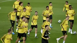 Para pemain Borussia Dortmund melakukan pemanasan saat mengikuti sesi latihan di stadion Camp Nou di Barcelona (26/11/2019). Dortmund akan bertanding melawan Barcelona pada Grup F Liga Champions. (AFP Photo/Josep Lago)