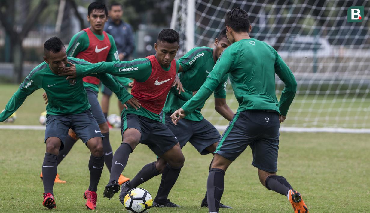 Pemain Timnas Indonesia, Osvaldo Haay berebut bola dengan Irfan Jaya saat latihan di Lapangan ABC Senayan, Jakarta, Sabtu (17/3/2018). Latihan ini merupakan persiapan jelang laga uji coba melawan Singapura. (Bola.com/Vitalis Yogi Trisna)