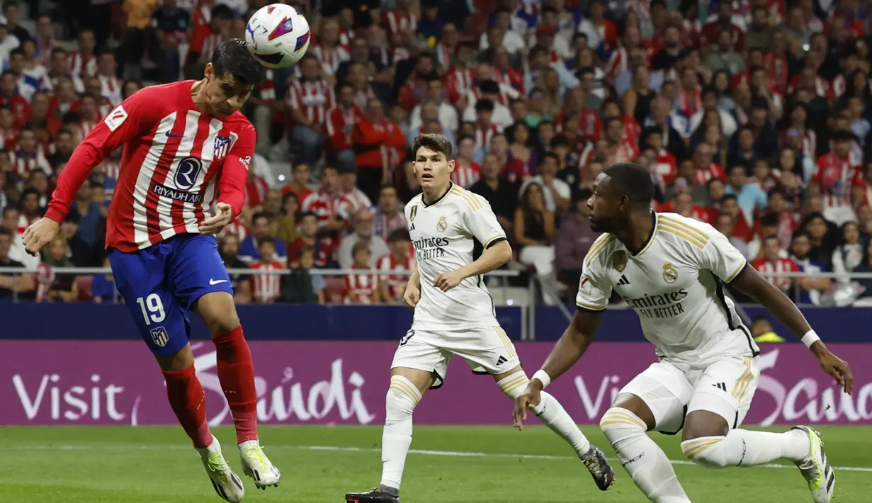 Pemain Atletico Madrid, Alvaro Morata (kiri), berhasil mencetak gol ketiga ke gawang Real Madrid dalam pertandingan pekan keenam La Liga Spanyol 2023/2024 yang berlangsung di Metropolitano stadium, Madrid, Senin (25/9/2023). Gol ketiga ini tercipta berkat kerjasama apik antara Antoine Griezmann dan Saul Niguez. (AFP/Oscar Del Pozo)
