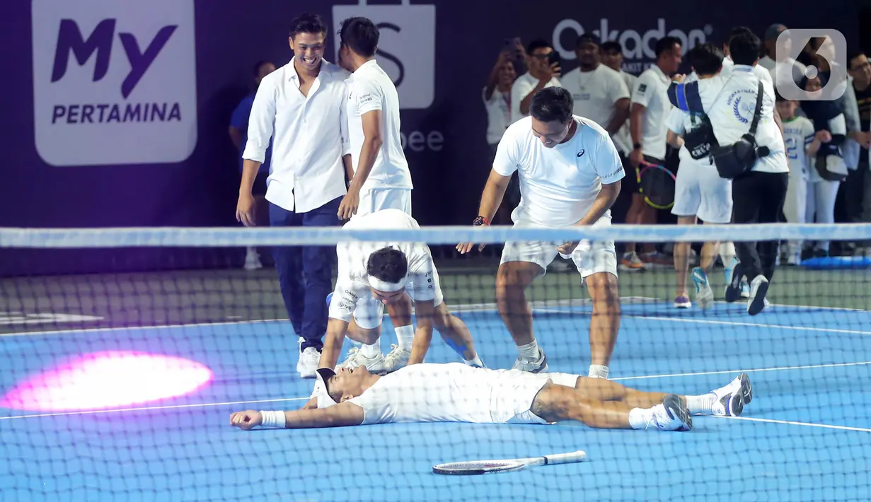 Raffi Ahmad/Dion Wiyoko akhirnya keluar sebagai pemenang dalam pertandingan tenis melawan pasangan Desta Mahendra dan Dikta Wicakson. (Fimela.com/Bambang E Ros)