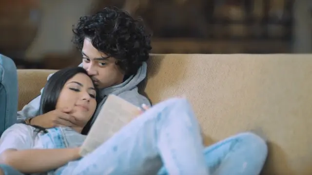 [Bintang] 	5 Kemesraan Bastian Steel dan Jessica Mila di Klip Aku Rindu