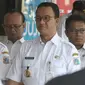 Gubernur DKI Jakarta Anies Baswedan melakukan pengecekan Daftar Pemilih Tetap (DPT) di Kelurahan Cilandak Barat, Rabu (17/10). Anies turut mengajak warga untuk melakukan pengecekan nama dalam DPT di wilayah masing-masing. (Merdeka.com/Arie Basuki)