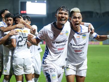 Tiga mantan pemain Persis Solo menjadi bintang dalam laga Dewa United kontra PSIM Yogyakarta yang berakhir imbang 2-2, Kamis (16/12/2021) pada matchday pertama Babak 8 Besar Liga 2 2021. Selamet Budiono, Rishadi Fauzi dan Hapidin masing-masing mencetak 1 gol. (Bola.com/Bagaskara Lazuardi)