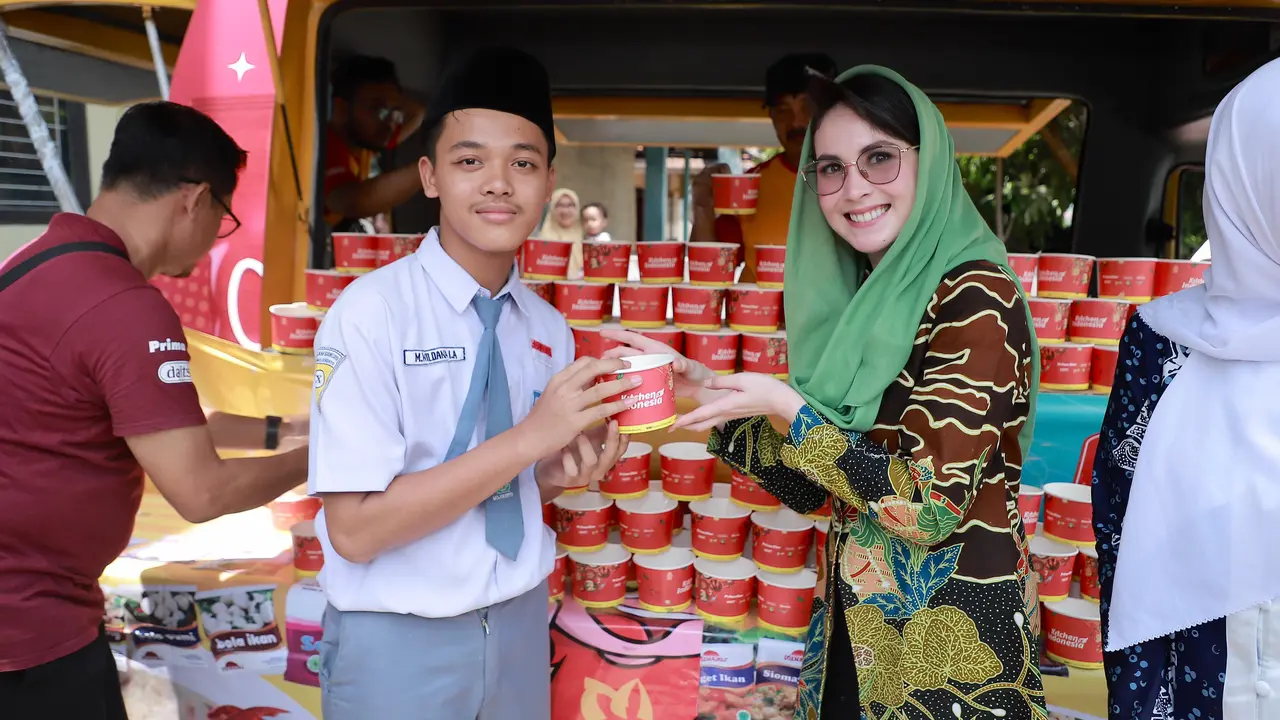 Arumi membagikan ikan kemasan kepada santri dan juga siswa di Mojokerto. (Istimewa)