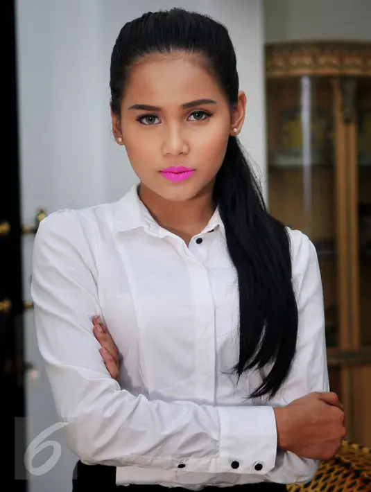 Yunita Siregar berpose saat jeda syuting Serial Elif Indonesia, Jakarta, Minggu (7/2/2016). Yunita berperan sebagai Iis (Serial Elif Turki adalah Goncha) asisten rumah tangga di kediaman Kenan. (Liputan6.com/Gempur M Surya)