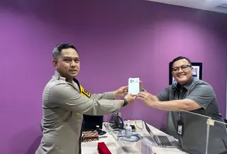 Kapolres Tangerang Selatan, AKBP Boy Jumalolo melaporkan gratifikasi berupa satu iPhone 17 Pro Max dan tongkat Kapolres ke Komisi Pemberantasan Korupsi (KPK). (Foto: Istimewa)